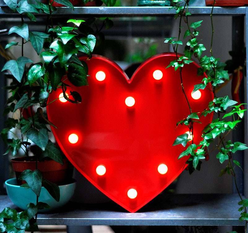Cœur rouge lumineux en plastique avec 10 LED