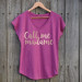 T-Shirt Call me Madame col V, couleur framboise, marquage rose gold